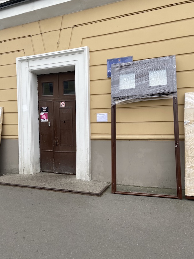 Входная дверь с фрамугой и накладками для школы